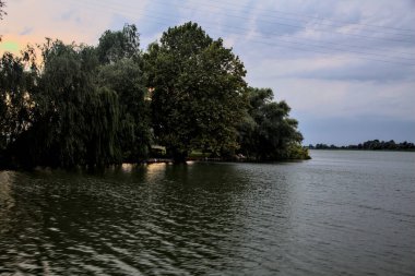 Bulutlu bir günde, alacakaranlıkta nehirde bir kanal.