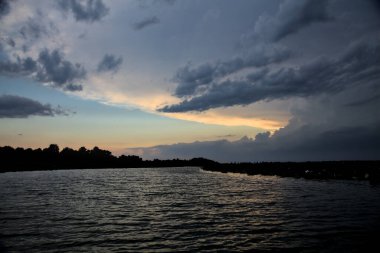 Alacakaranlıkta bulutlu bir günde nehirdeki kanal