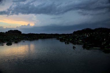 Alacakaranlıkta bulutlu bir günde nehirdeki kanal