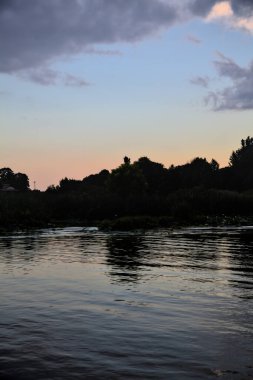 Alacakaranlıkta bulutlu bir günde nehirdeki kanal