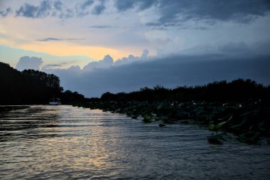 Alacakaranlıkta bulutlu bir günde nehirdeki kanal