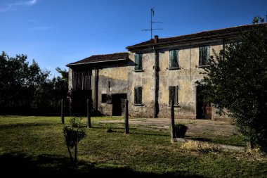 Gün batımında demir bir kapının arkasındaki kır evinde.