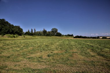 Gün batımında kırsalda boş bir arazi.