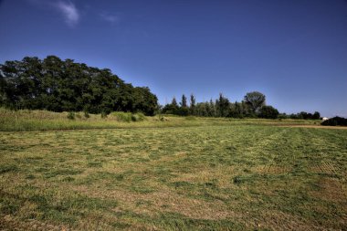 Gün batımında kırsalda boş bir arazi.