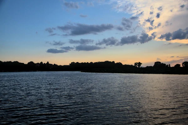 Skyline Park Vid Flod Vid Solnedgången — Stockfoto