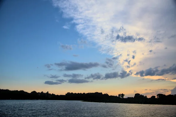 Скайлайн Парку Річці Заході Сонця — стокове фото