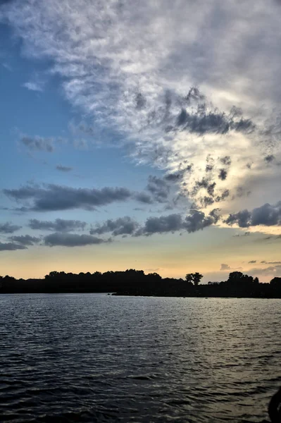 Skyline Eines Parks Auf Einem Fluss Bei Sonnenuntergang — Stockfoto