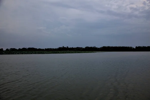 Canal Dans Une Rivière Par Une Journée Nuageuse Crépuscule — Photo