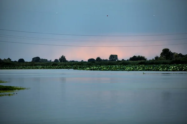 雨の前にイタリアの田舎の川の上の日没 — ストック写真