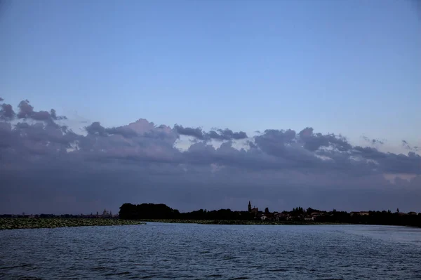 夕暮れ時の曇りの日の川の運河 — ストック写真