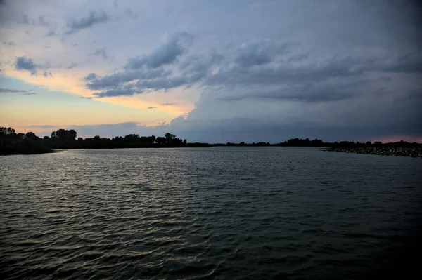 Скайлайн Парку Річці Заході Сонця — стокове фото