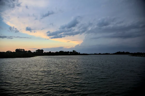 Skyline Park Vid Flod Vid Solnedgången — Stockfoto