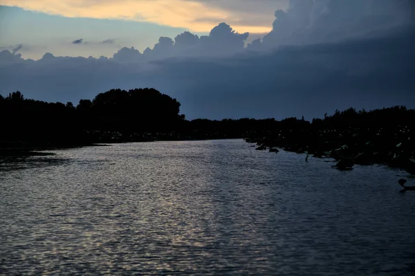 Alacakaranlıkta Bulutlu Bir Günde Nehirdeki Kanal — Stok fotoğraf