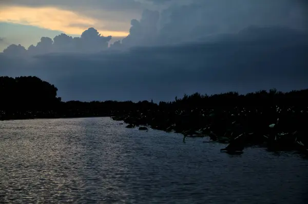 Alacakaranlıkta Bulutlu Bir Günde Nehirdeki Kanal — Stok fotoğraf