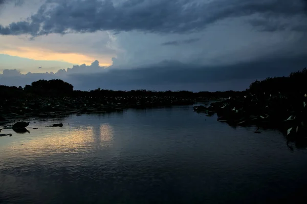 Alacakaranlıkta Bulutlu Bir Günde Nehirdeki Kanal — Stok fotoğraf