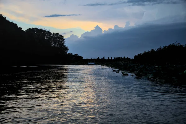 Canal Dans Une Rivière Par Une Journée Nuageuse Crépuscule — Photo