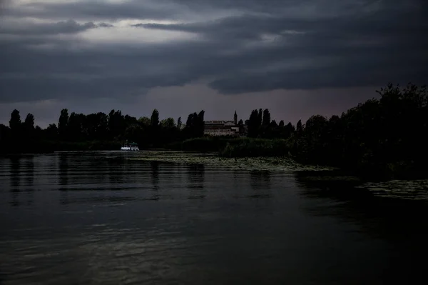 Řeka Bažině Zamračený Den Útočištěm Dálce Italské Krajině Při Západu — Stock fotografie