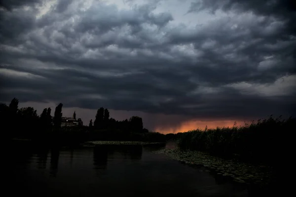 Río Pantano Día Nublado Con Santuario Distancia Campo Italiano Atardecer —  Fotos de Stock