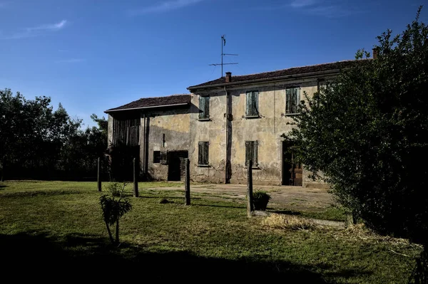 Casa Campagna Dietro Cancello Ferro Dal Bordo Una Strada Tramonto — Foto Stock