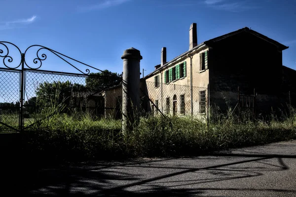 Hus Landet Bakom Järngrind Vid Kanten Väg Vid Solnedgången — Stockfoto