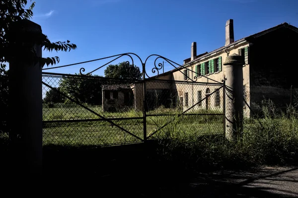 Venkovský Dům Železnou Branou Okraji Silnice Při Západu Slunce — Stock fotografie