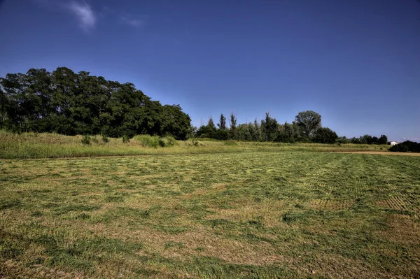 Gün batımında kırsalda boş bir arazi.