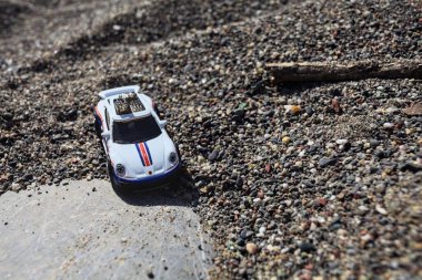 Cenova, İtalya - 17. SEPTEMBER 2025 - Rothmans 'taki bir taşın üzerinde çölde koşuyormuş gibi yapan Porsche 911 Rallye' nin kopyası