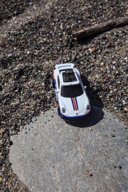 Cenova, İtalya - 17. SEPTEMBER 2025 - Rothmans 'taki bir taşın üzerinde çölde koşuyormuş gibi yapan Porsche 911 Rallye' nin kopyası