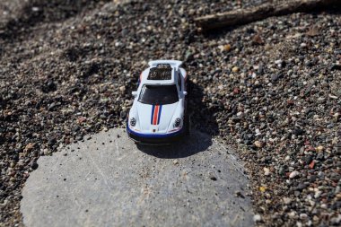 Cenova, İtalya - 17. SEPTEMBER 2025 - Rothmans 'taki bir taşın üzerinde çölde koşuyormuş gibi yapan Porsche 911 Rallye' nin kopyası