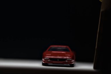 Mantova, İtalya - 12. SEPTEMBER 2025 - Bir Ferrari F355 'in Takara Tomi kopyası kemerli bir karton tünelin altından geçiyor