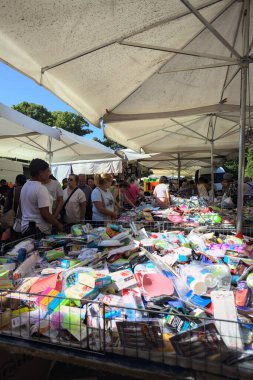 Mantova, İtalya - 4. SEPTEMBER 2025 - Pazar, güneşli bir günde insanların bakındığı ve geçtiği bir parkta gerçekleşiyor