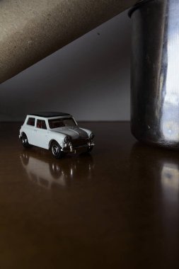 Mantova, İtalya - 3RD SEPTEMBER 2025 - Austin Mini Cooper 'ın bir binanın kemerinin altından geçiyormuş gibi yaptığı bir kibrit kutusu kopyası