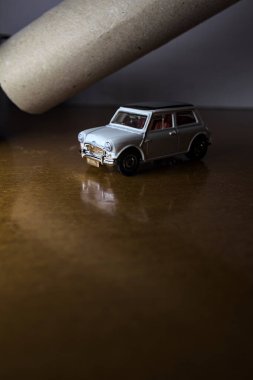 Mantova, İtalya - 3RD SEPTEMBER 2025 - Austin Mini Cooper 'ın bir binanın kemerinin altından geçiyormuş gibi yaptığı bir kibrit kutusu kopyası