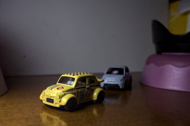 Mantova, İtalya - 3RD SEPTEMBER 2025 - Fiat 500e 'nin Hot Wheels kopyaları ve iki döner kavşak arasında bir yarış varmış gibi görünen plastik kaseler arasında bir Fiat 500d