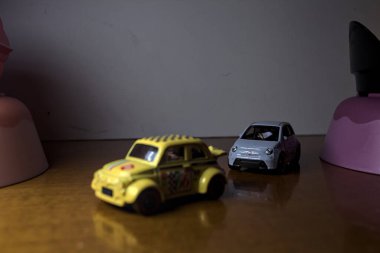 Mantova, İtalya - 3RD SEPTEMBER 2025 - Fiat 500e 'nin Hot Wheels kopyaları ve iki döner kavşak arasında bir yarış varmış gibi görünen plastik kaseler arasında bir Fiat 500d