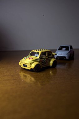 Mantova, İtalya - 3RD SEPTEMBER 2025 - Fiat 500e 'nin Hot Wheels kopyaları ve iki döner kavşak arasında bir yarış varmış gibi görünen plastik kaseler arasında bir Fiat 500d