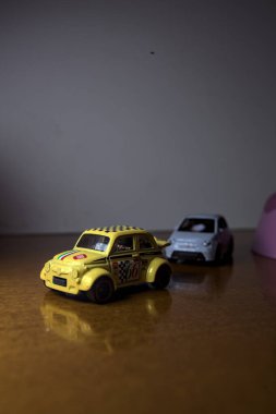 Mantova, İtalya - 3RD SEPTEMBER 2025 - Fiat 500e 'nin Hot Wheels kopyaları ve iki döner kavşak arasında bir yarış varmış gibi görünen plastik kaseler arasında bir Fiat 500d
