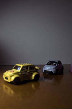 Mantova, İtalya - 3RD SEPTEMBER 2025 - Fiat 500e 'nin Hot Wheels kopyaları ve iki döner kavşak arasında bir yarış varmış gibi görünen plastik kaseler arasında bir Fiat 500d