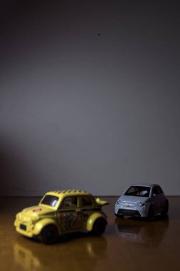 Mantova, İtalya - 3RD SEPTEMBER 2025 - Fiat 500e 'nin Hot Wheels kopyaları ve iki döner kavşak arasında bir yarış varmış gibi görünen plastik kaseler arasında bir Fiat 500d