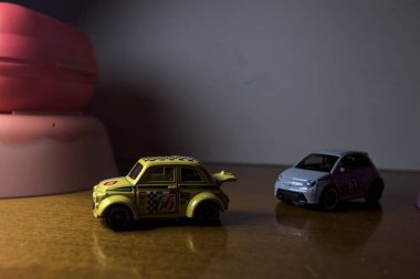 Mantova, İtalya - 3RD SEPTEMBER 2025 - Fiat 500e 'nin Hot Wheels kopyaları ve iki döner kavşak arasında bir yarış varmış gibi görünen plastik kaseler arasında bir Fiat 500d