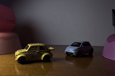 Mantova, İtalya - 3RD SEPTEMBER 2025 - Fiat 500e 'nin Hot Wheels kopyaları ve iki döner kavşak arasında bir yarış varmış gibi görünen plastik kaseler arasında bir Fiat 500d