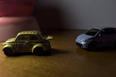 Mantova, İtalya - 3RD SEPTEMBER 2025 - Fiat 500e 'nin Hot Wheels kopyaları ve iki döner kavşak arasında bir yarış varmış gibi görünen plastik kaseler arasında bir Fiat 500d