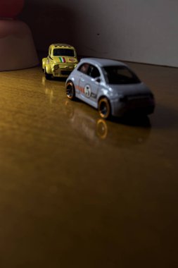 Mantova, İtalya - 3RD SEPTEMBER 2025 - Fiat 500e 'nin Hot Wheels kopyaları ve iki döner kavşak arasında bir yarış varmış gibi görünen plastik kaseler arasında bir Fiat 500d