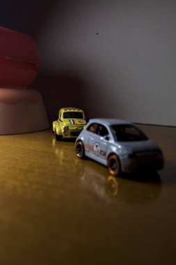Mantova, İtalya - 3RD SEPTEMBER 2025 - Fiat 500e 'nin Hot Wheels kopyaları ve iki döner kavşak arasında bir yarış varmış gibi görünen plastik kaseler arasında bir Fiat 500d