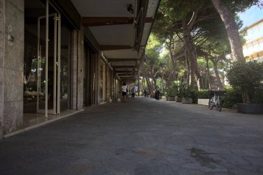 Milano Marittima, İtalya - 21 Eylül 2025 - Şehir merkezinde gündüz alışveriş yapan caddeler