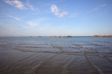 Sahilin yanındaki dalgaları aşıyorum.