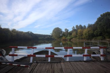 Güneşli bir günde, İtalya kırsalında ahşap platformlu ve raylı Pontoon Köprüsü