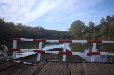 Güneşli bir günde, İtalya kırsalında ahşap platformlu ve raylı Pontoon Köprüsü