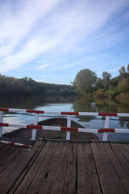 Güneşli bir günde, İtalya kırsalında ahşap platformlu ve raylı Pontoon Köprüsü