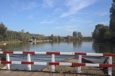 Güneşli bir günde, İtalya kırsalında ahşap platformlu ve raylı Pontoon Köprüsü